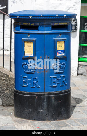 Eine blau lackiert Briefkasten in Guernsey. Kanalinseln, Großbritannien Stockfoto