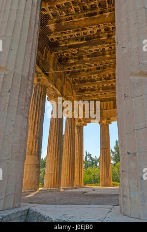 Hephaistos Tempel verfügt über gut erhaltene dorische Säulen umgeben, Athen, Griechenland Stockfoto