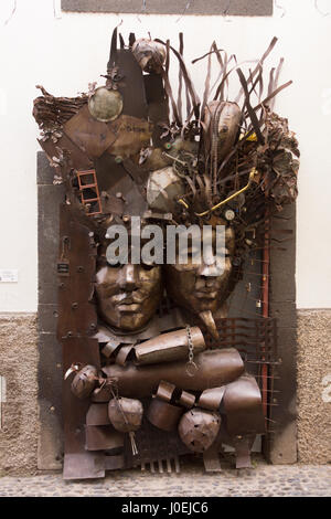 Schrott-Metall-Skulptur; Teil einer Reihe von lackierten Türen von der "Kunst der offenen Türen" Projekt, Funchal, Madeira Stockfoto