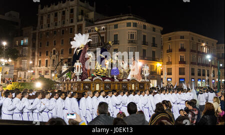 MALAGA, Spanien-APRIL 09 2017: unbekannter Menschen zu Fuß in die katholische Prozessionen 9. April 2017 Semena Santa in Malaga fordert, diese Prozessionen Ar Stockfoto