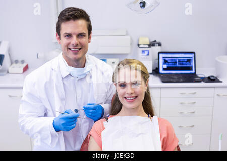 Porträt von glücklich Arzt und Patientin in Klinik Stockfoto