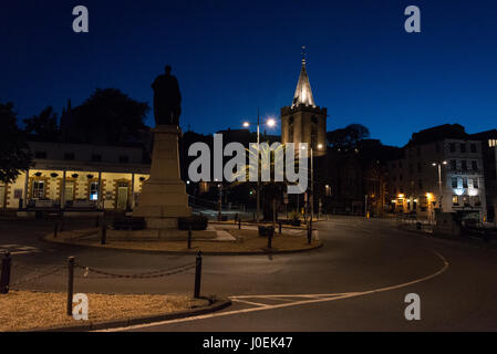 Eine Bronzestatue von Prinz Albert montiert auf eine Cornish Granitsockel mit Blick auf Albert Pier und Victoria Marina in St Peter Port, Guernsey in die Channe Stockfoto