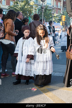 MALAGA, Spanien - 9. April 2017: Unbekannte Mädchen gehen mit Weihrauch in der katholischen Prozessionen genannt Semena Santa in Málaga am 9. April 2017, diesem pr Stockfoto