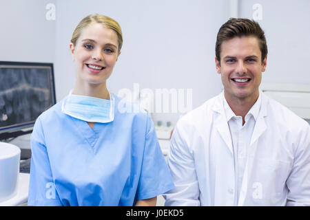 Porträt von glücklich Krankenschwester und Zahnarzt in Klinik Stockfoto