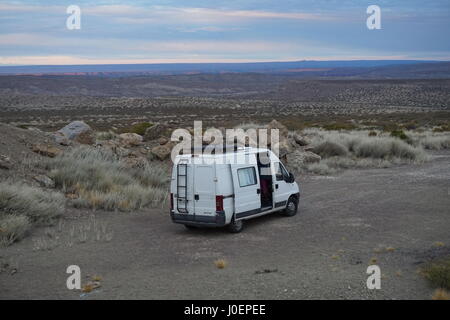 Unser Wohnmobil Peugeot Boxer lagerten in der argentinischen Wildnis Stockfoto