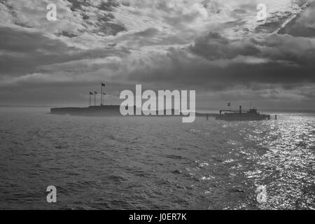 Der Blick auf Fort Sumter von Charleston Harbor an einem regnerischen Nachmittag in Charleston, South Carolina. (Digital veränderten schwarz und weiß) Stockfoto