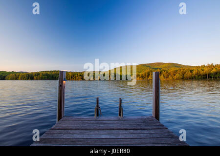 Ein Dock am Squam Lake in der Seen-Region von New Hampshire. Stockfoto