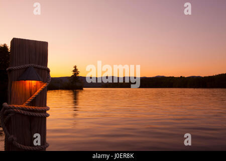 Ein Dock am Squam Lake in der Seen-Region von New Hampshire. Stockfoto