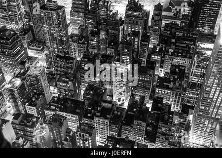 Luftaufnahme von New York City in der Nacht in schwarz / weiß Stockfoto