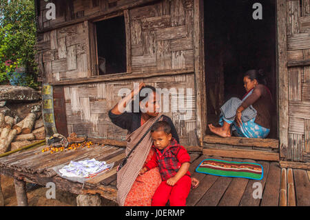 Familie sitzt vor Bambus Hütte auf Stelzen, mawlynnong, East khasi Hills, Meghalaya, Indien, Asien - Rkm 251748 Stockfoto