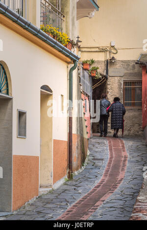 Ältere Frau mit ihrer Tochter zu Fuß langsam in einer Gasse von Vernazza auf einem ruhigen Mittag im winter Stockfoto