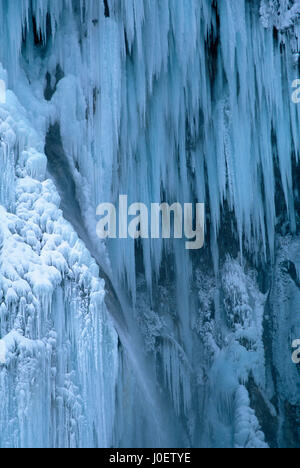 Gefrorene Wasserfälle im Winter im Nationalpark Plitvice, Kroatien Stockfoto