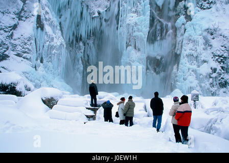 Gefrorene Wasserfälle im Winter im Nationalpark Plitvice, Kroatien Stockfoto