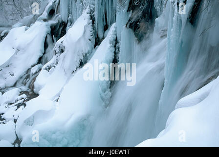 Gefrorene Wasserfälle im Winter im Nationalpark Plitvice, Kroatien Stockfoto