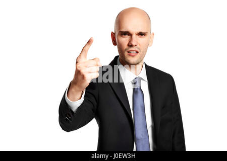 Junger Mann wütender droht seinen Finger. Isoliert auf weißem Hintergrund. Stockfoto