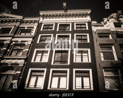 Gut erhaltene Reihe traditioneller Gebäude in Amsterdam mit niederländischem Architekturstil. Niederlande Stockfoto