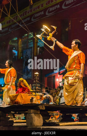 Ganga Aarti, Dashashwamedh Ghat, Varanasi, Uttar Pradesh, Indien, Asien Stockfoto