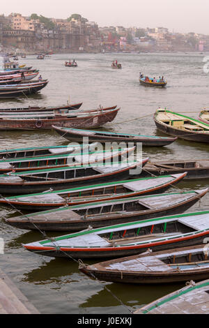 Boote geparkt, Varanasi, Uttar Pradesh, Indien, Asien Stockfoto