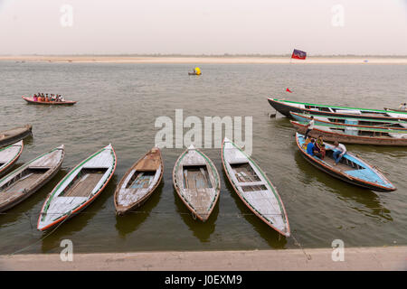 Boote geparkt, Varanasi, Uttar Pradesh, Indien, Asien Stockfoto