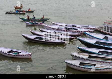 Boote geparkt, Varanasi, Uttar Pradesh, Indien, Asien Stockfoto