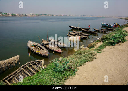 Boote geparkt, Varanasi, Uttar Pradesh, Indien, Asien Stockfoto