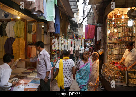 Touristen, Einkaufen in engen Gassen, Varanasi, Uttar Pradesh, Indien, Asien Stockfoto