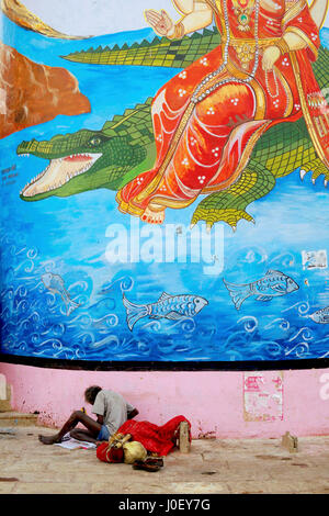 Mythologische Wandgemälde an den Ghats, Varanasi, Uttar Pradesh, Indien, Asien Stockfoto