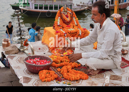 Göttin Ganga Idol auf Ghats, Varanasi, Uttar Pradesh, Indien, Asien Stockfoto