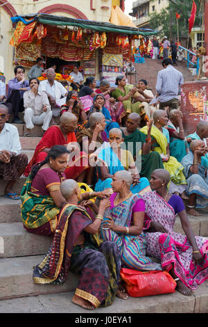 Pilger sitzen auf Ghat, Varanasi, Uttar Pradesh, Indien, Asien Stockfoto