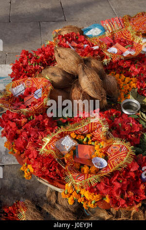 Puja thali Zutaten, Varanasi, Uttar Pradesh, Indien, Asien Stockfoto