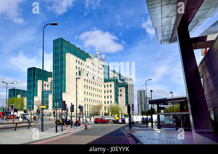 London, England, Vereinigtes Königreich. SIS-Gebäude: Sitz des MI6, der Secret Service bei 85 Albert Embankment, Vauxhall Cross, am Südufer. Blick vom Vau Stockfoto