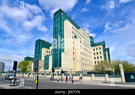 London, England, Vereinigtes Königreich. SIS-Gebäude: Sitz des MI6, der Secret Service bei 85 Albert Embankment, Vauxhall Cross, am Südufer. Blick vom Vau Stockfoto