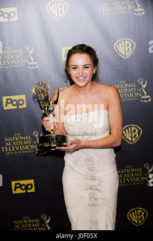 Hunter King stellt im Presseraum an der 42. Annual Daytime Emmy Awards bei Warner Bros.-Studios am 26. April 2015 in Burbank, Kalifornien. Stockfoto