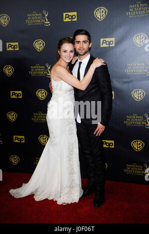 Schauspielerin Hunter König (L), Gewinner des Outstanding Younger Actress in a Drama Series award für "The Young and the Restless" und Schauspieler Max Ehrich posieren im Presseraum an der 42. Annual Daytime Emmy Awards bei Warner Bros.-Studios auf 26. April 2015 in B Stockfoto