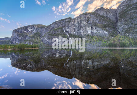 Bergkette Reflexionen in einem noch See, Teich in der norwegischen Wildnis Stockfoto