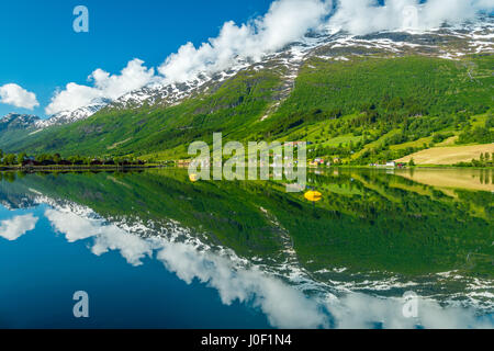 Perfekte See Spiegelung der schneebedeckten Berge in Wolken, Norwegen Stockfoto