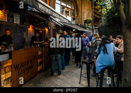 Menschen Essen und trinken in ein außen Cafe, Southwark, London, England Stockfoto
