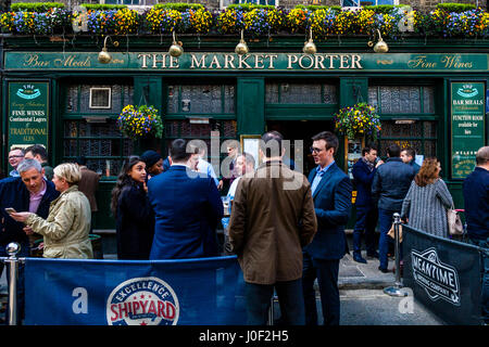 Menschen trinken außerhalb der Markt Porter Pub In Borough Market, Southwark, London, England Stockfoto