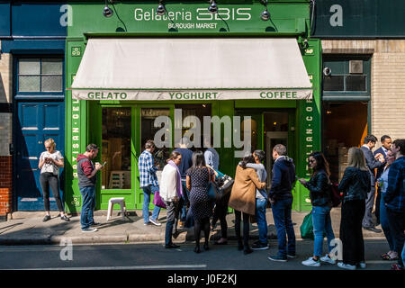 Menschen Schlange stehen am 3BIS Gelateria in der Nähe von Borough Market während Mittagessen Zeit, Southwark, London, England Stockfoto