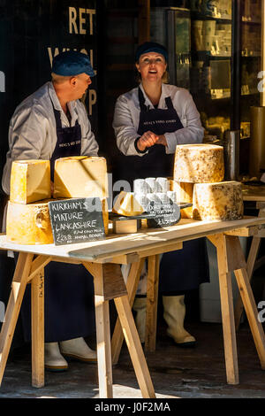 Zwei Personen verkaufen Käse außerhalb Neals Yard Dairy Shop, Parkstraße, Borough Market, London, England Stockfoto