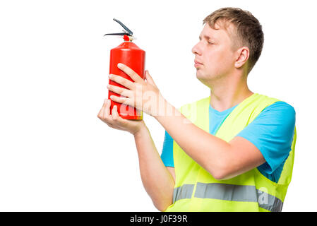 Mann in eine Weste hält einen Feuerlöscher in der Hand auf einem weißen Hintergrund Stockfoto