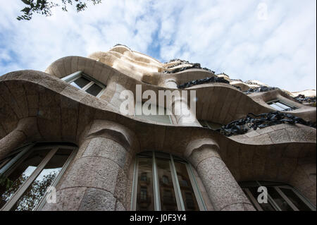 Antoni Gaudí, Casa Milà, auch bekannt als La Pedrera, 1906-1912, katalanische moderne Architektur, Barcelona, Spanien, Blick von unten Stockfoto