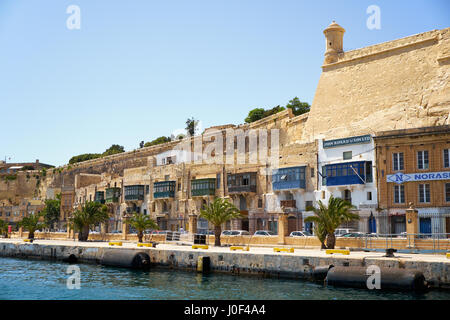 VALLETTA, MALTA - 31. Juli 2015: Blick auf die Reihe der Wohnhäuser an der Uferpromenade des Grand Harbour. Valletta. Malta Stockfoto