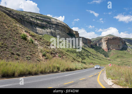 Straße durch Flechten Pass im Golden Gate Highlands National Park, Free State Provinz, Republik Südafrika Stockfoto