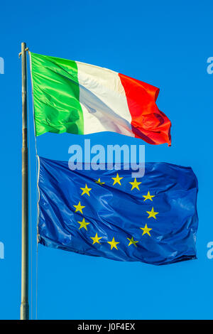 Flagge von Italien und Europa Flagge winken zusammen in isolierten blauer Himmelshintergrund. Konzept für behandelten, eindeutigen Geldwährung und finanzielle Bindung. Stockfoto