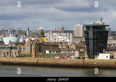 Skyline von Aberdeen, Kai, Tiefwasserliegeplätze, Weltklasse-Seehafen, multimodale Docks und Hafen. Schottische Küstenarchitektur in Granitstadt, Aberdeenshire, Schottland, Großbritannien Stockfoto