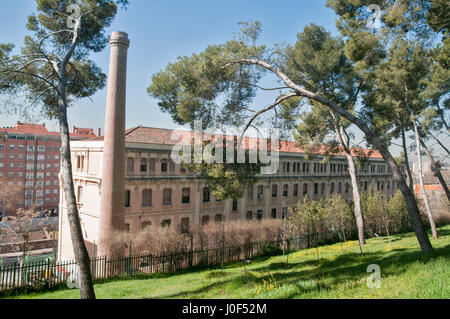 Alte Fabrik mit gemauerten Kamin. Fotografiert in Madrid, Spanien Stockfoto