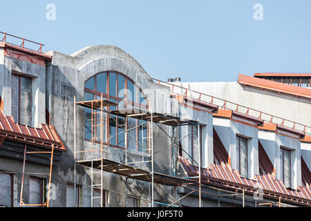 neue Wohnsiedlungen Baustelle. Gerüst an der Fassade des Hauses. Stockfoto