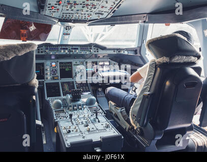 BANGKOK, THAILAND - 7. März 2017: Detailansicht der Dashboard und Center-Konsole des größten Passagierflugzeugs Airbus A380-800. Cockpit der Luft Stockfoto