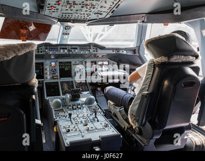 Bangkok, Thailand - 7. März 2017: Detaillierte Ansicht der Instrumententafel und Mittelkonsole der größte Passagierflugzeug Airbus A380-800. Cockpit von Luft Stockfoto